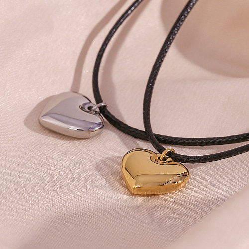 Collier pendentif plaqué en acier inoxydable en forme de cœur à la mode