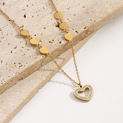 Elegante, schlichte Halskette in Herzform mit Intarsien aus Edelstahl und 14 Karat vergoldeten Strasssteinen