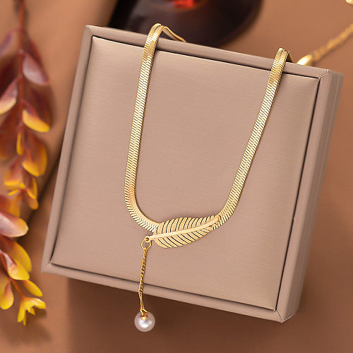 Collier élégant avec pendentif en perles artificielles, Streetwear élégant, feuille en acier inoxydable, incrustation de perles