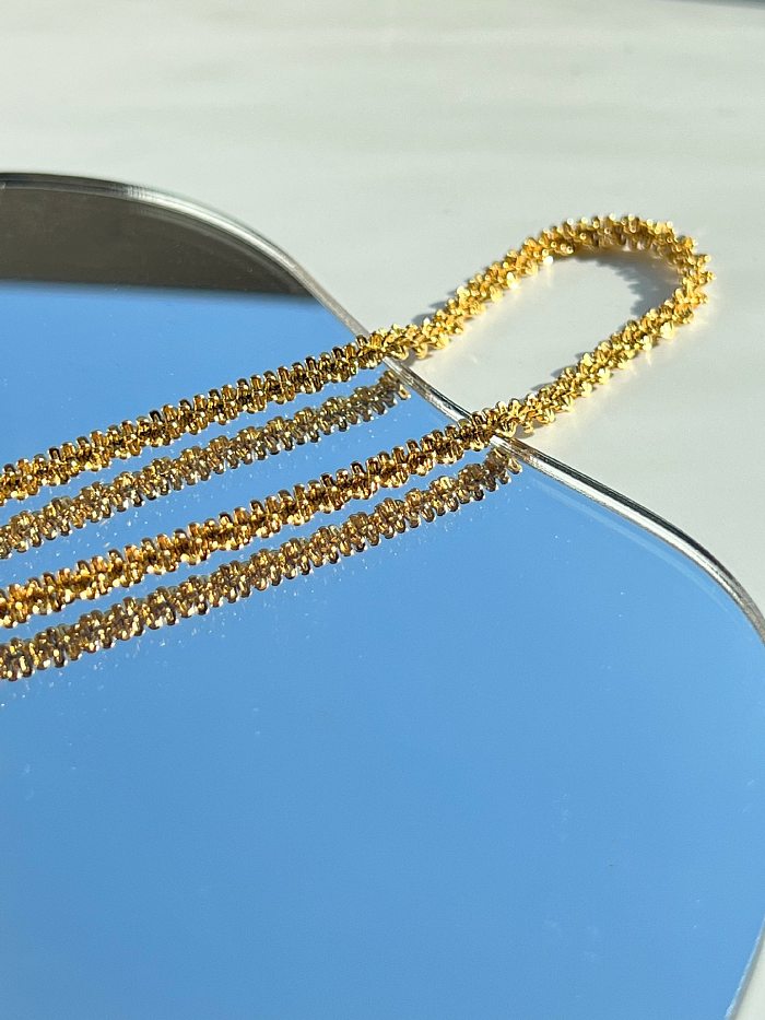 قلادة مطلية بالذهب عيار 18 قيراطًا مصنوعة من الفولاذ المقاوم للصدأ بلون سادة وأسلوب بسيط