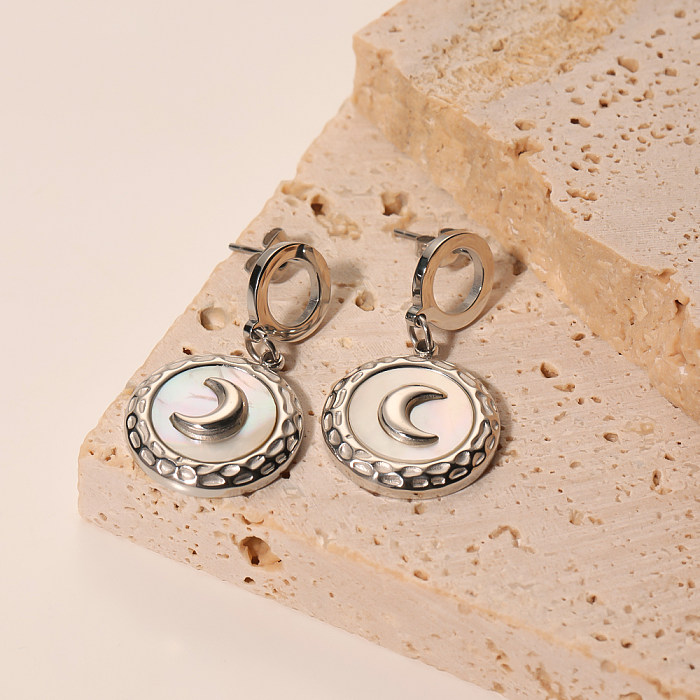 1 par de pendientes colgantes chapados en plata con concha de acero inoxidable y incrustaciones de Luna, estilo moderno y elegante, estilo Simple