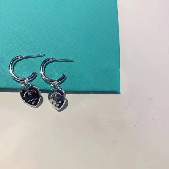 1 paire de boucles d'oreilles élégantes et simples en forme de cœur avec incrustation de strass en acier inoxydable