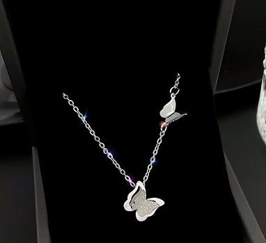 Modische Halskette mit Schmetterlingsanhänger aus Edelstahl, 1 Stück