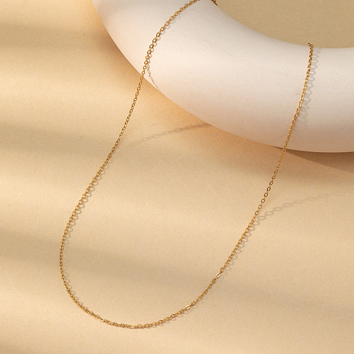 Einfache, einfarbige Halskette im klassischen Stil mit Edelstahlbeschichtung
