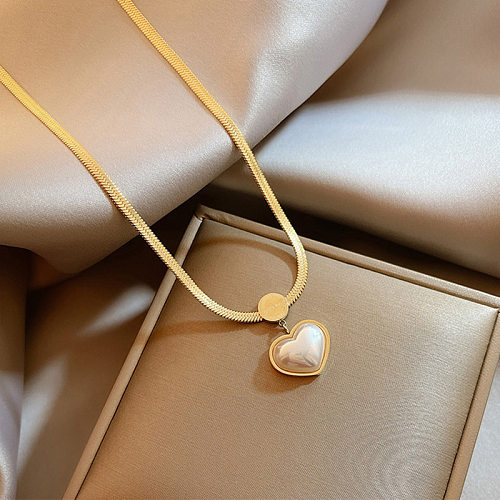 Colar pendente banhado a ouro acrílico 18K com chapeamento de aço inoxidável em formato de coração elegante