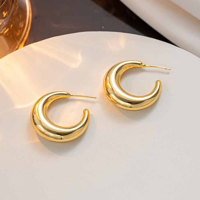 زوج واحد من أقراط الأذن الأنيقة غير الرسمية على شكل حرف C من الفولاذ المقاوم للصدأ مطلية بالذهب عيار 1 قيراط