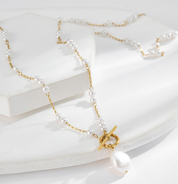 Collar chapado en oro de 18 quilates con revestimiento de acero inoxidable y perlas redondas de estilo simple