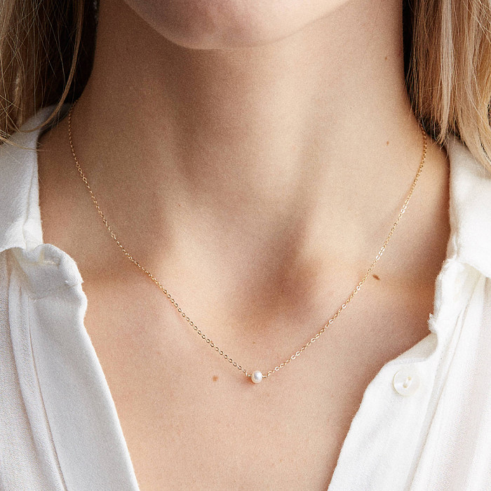 Einfache Halskette mit geometrischen Edelstahlbeschichtungen und künstlichen Perlen