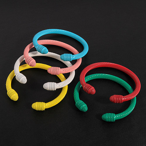 Bracelets de manchette de câble de vernis au four coloré en acier inoxydable de couleur unie de style simple