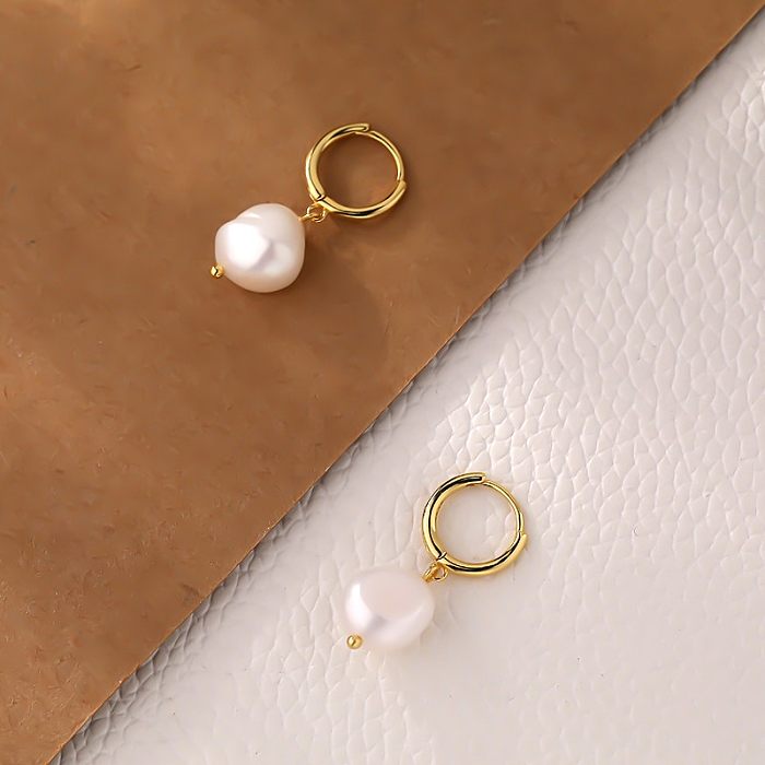 1 Paar elegante, unregelmäßige, mit Perlen plattierte Edelstahl-Tropfenohrringe
