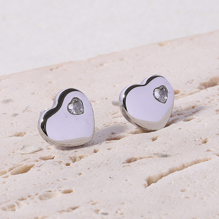 1 par de brincos de orelha de zircônia revestidos de aço inoxidável em forma de coração