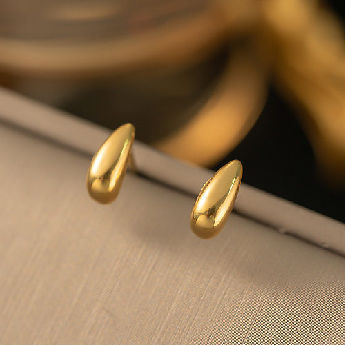زوج واحد من أقراط الأذن المطلية بالذهب عيار 1 قيراط المصنوعة من الفولاذ المقاوم للصدأ بتصميم بسيط وبسيط