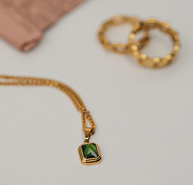 Großhandel Retro-Smaragd-Halskette, Farbschatz-Anhänger, vergoldete Titanstahl-Halskette
