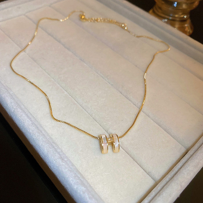Elegante Halskette mit geometrischem Edelstahl-Inlay und künstlichen Perlen und Strasssteinen