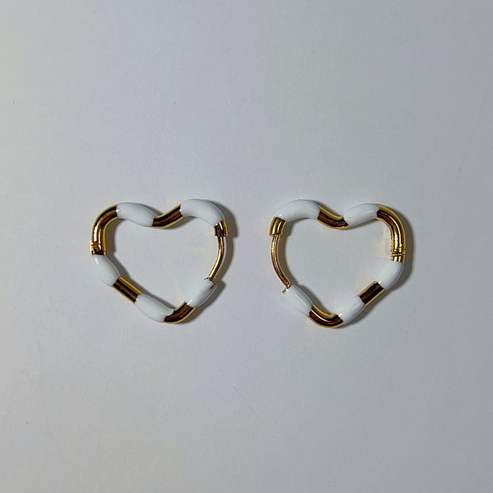 زوج واحد من الأقراط المطلية بالذهب من الفولاذ المقاوم للصدأ بتصميم بسيط على شكل قلب