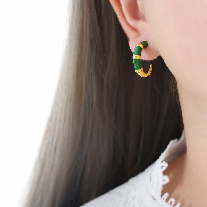 1 par de pinos de orelha banhados a ouro 18K estilo simples em forma de C esmaltado de aço inoxidável