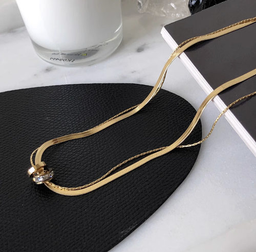 Elegante estilo simples redondo chapeamento de aço inoxidável embutimento zircão colar com pingente banhado a ouro 18K