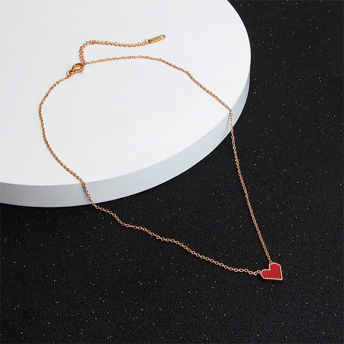Collier pendentif plaqué en acier inoxydable en forme de cœur rétro