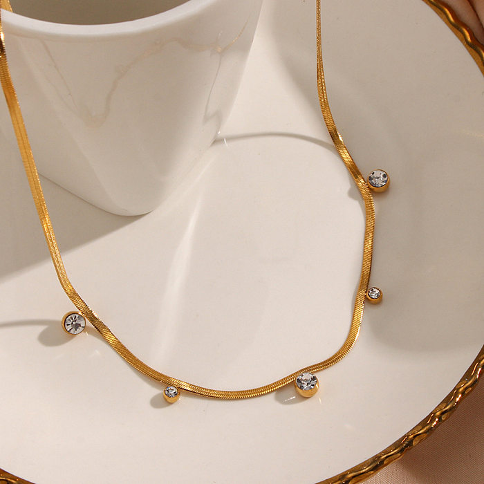 Collar redondo chapado en oro de 18 quilates con incrustaciones de acero inoxidable y estilo simple