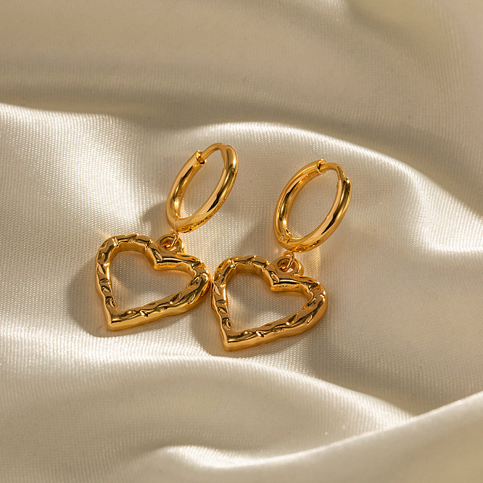 1 par de brincos de gota banhados a ouro 18K em formato de coração estilo moderno