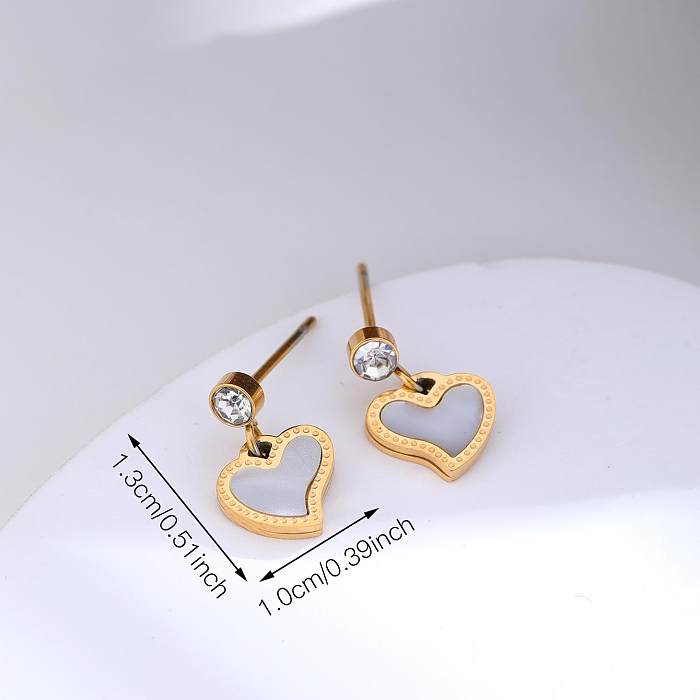 1 par de pendientes colgantes chapados en oro con diamantes de imitación de acero inoxidable con incrustaciones en forma de corazón de estilo Simple