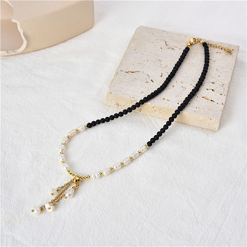 Runde Halskette mit künstlichen Perlen im klassischen Stil