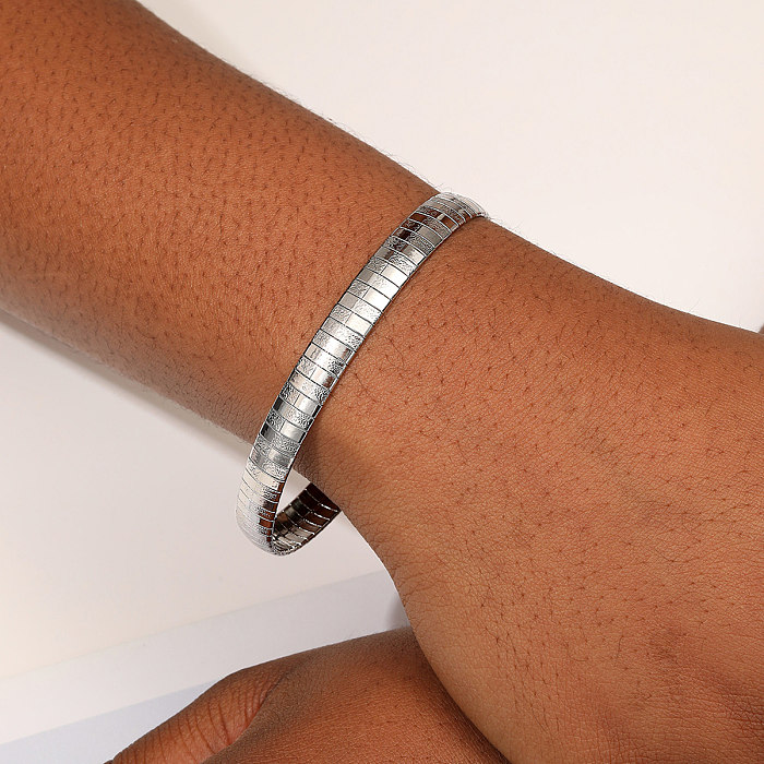1 bracelet rond tendance en acier inoxydable de couleur unie.