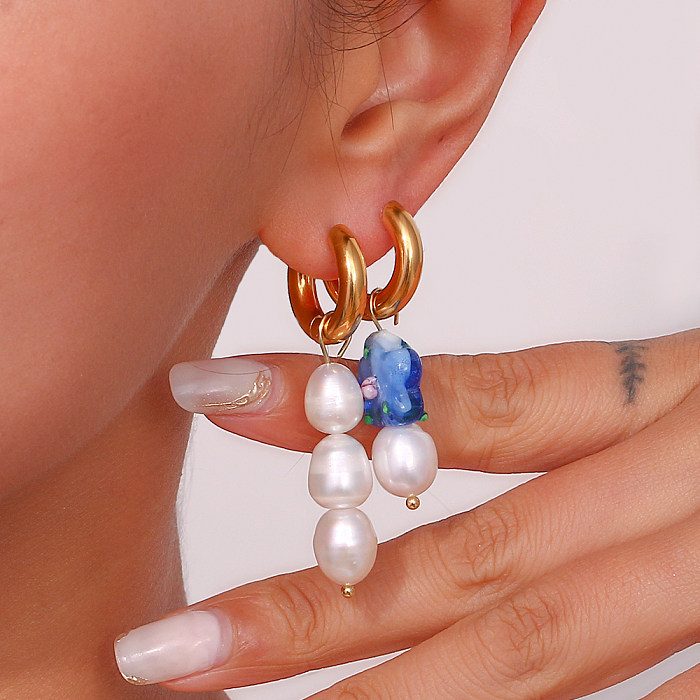1 Paar elegante, blumenplattierte Ohrhänger aus Edelstahl mit Süßwasserperle und 18 Karat vergoldet