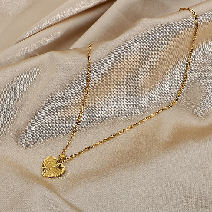Collier en acier inoxydable avec pendentif en forme de cœur rétro simple, or 18 carats