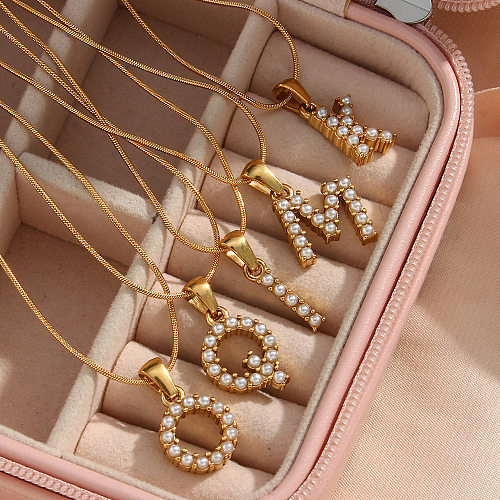 Collar de perlas con incrustaciones de perlas con revestimiento de acero inoxidable con letras de estilo simple