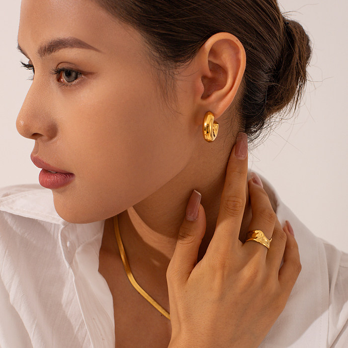 1 par de aretes chapados en oro de 18 quilates de acero inoxidable con forma de C informal estilo IG