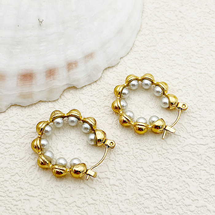 1 par de elegantes pendientes chapados en oro y perlas de acero inoxidable con incrustaciones en forma de U de estilo vintage
