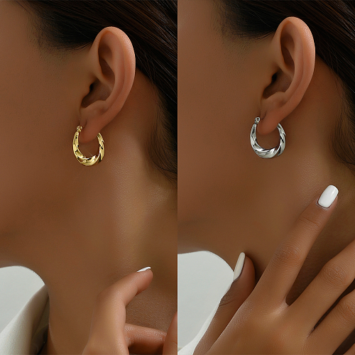 1 Paar legere, einfarbige Ohrringe aus Edelstahl mit 18-Karat-Vergoldung und Weißgoldbeschichtung