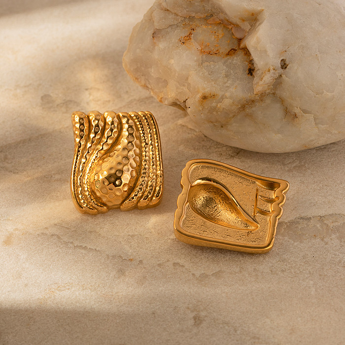 1 paire de clous d'oreilles de style romain rétro en acier inoxydable plaqué or 18 carats.