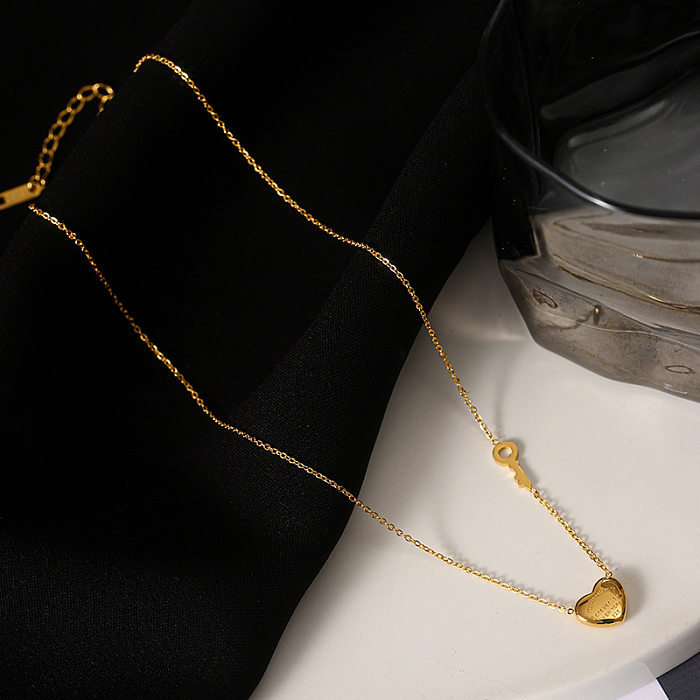 قلادة IG Style بسيطة على شكل حرف على شكل قلب ومفتاح من الفولاذ المقاوم للصدأ مطلية بالذهب عيار 18 قيراط