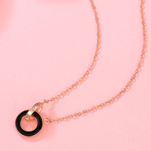 Collar chapado en oro rosa con diamantes y incrustaciones de acero inoxidable con doble anillo de estilo moderno y simple