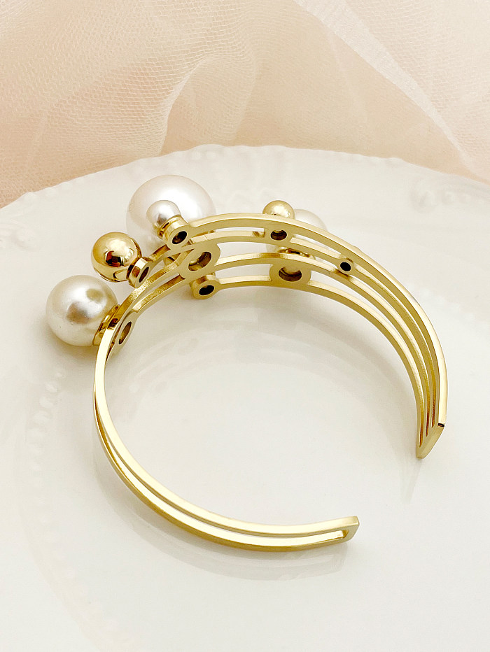 Brazalete chapado en oro de 14 quilates con revestimiento de perlas de imitación irregulares de acero inoxidable Glam Lady