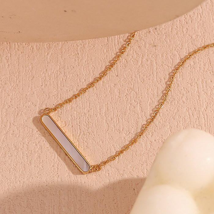 Einfache Halskette mit quadratischem Anhänger aus 18 Karat vergoldetem Edelstahl in loser Schüttung