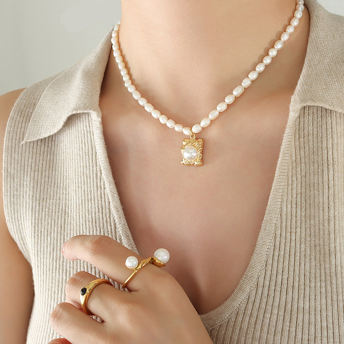 Collier avec pendentif en plaqué or 18 carats, élégant et luxueux, Style baroque carré, perle artificielle, plaqué en acier inoxydable