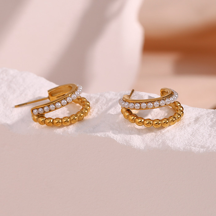 1 par de pendientes chapados en oro de 18 quilates con incrustaciones de perlas artificiales en forma de C de estilo moderno