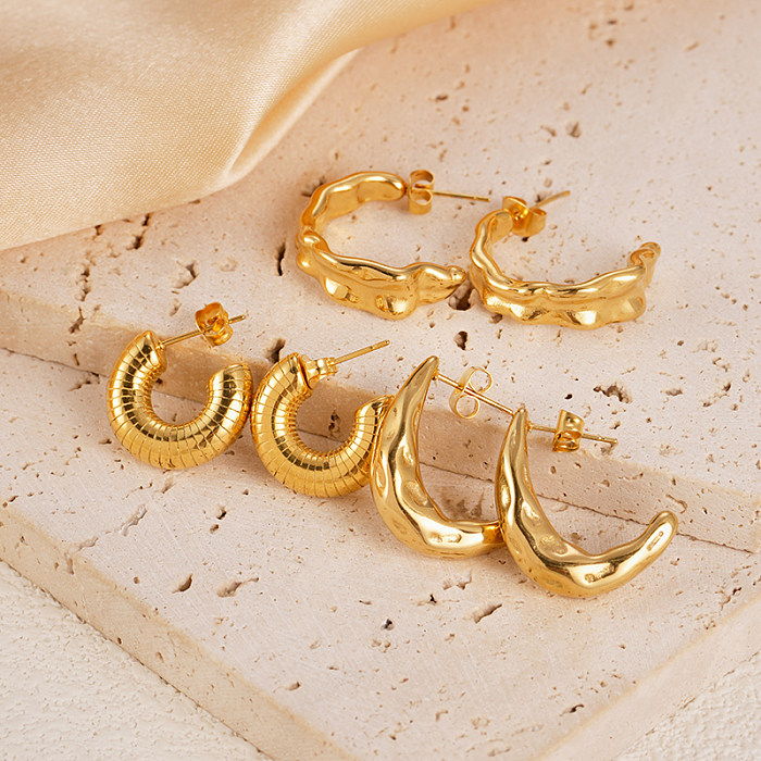 زوج واحد من أقراط الأذن المطلية بالذهب والفولاذ المقاوم للصدأ بتصميم بسيط للعطلات على شكل حرف C