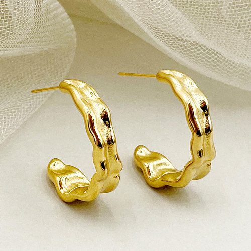 زوج واحد من أقراط الأذن ذات التصميم البسيط غير الرسمي على شكل حرف C من الفولاذ المقاوم للصدأ المطلي بالذهب