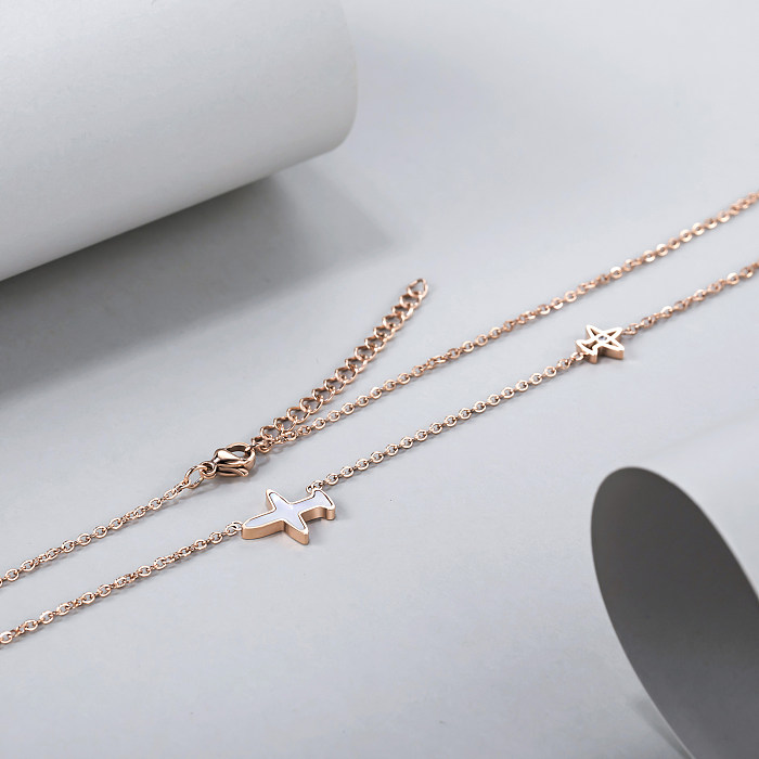 Niedlicher Halskettenanhänger mit Flugzeug-Edelstahlbeschichtung und Diamant-Rosévergoldung