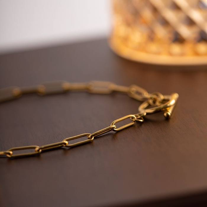Elegante schlichte Halskette im klassischen Stil aus einfarbigem Edelstahl mit Knebelverschluss