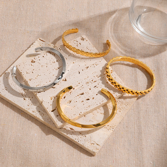 Einfache, einfarbige Manschettenarmbänder aus Edelstahl mit 18-karätigem Goldüberzug