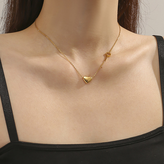 Collar chapado en oro de 18 quilates con forma de corazón y letra de estilo simple con llave de acero inoxidable pulido