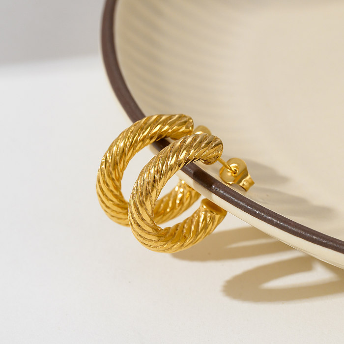 1 par de pinos de orelha banhados a ouro 18k, estilo ig, elegante, moderno, forma c, polimento torcido, tridimensional, aço inoxidável