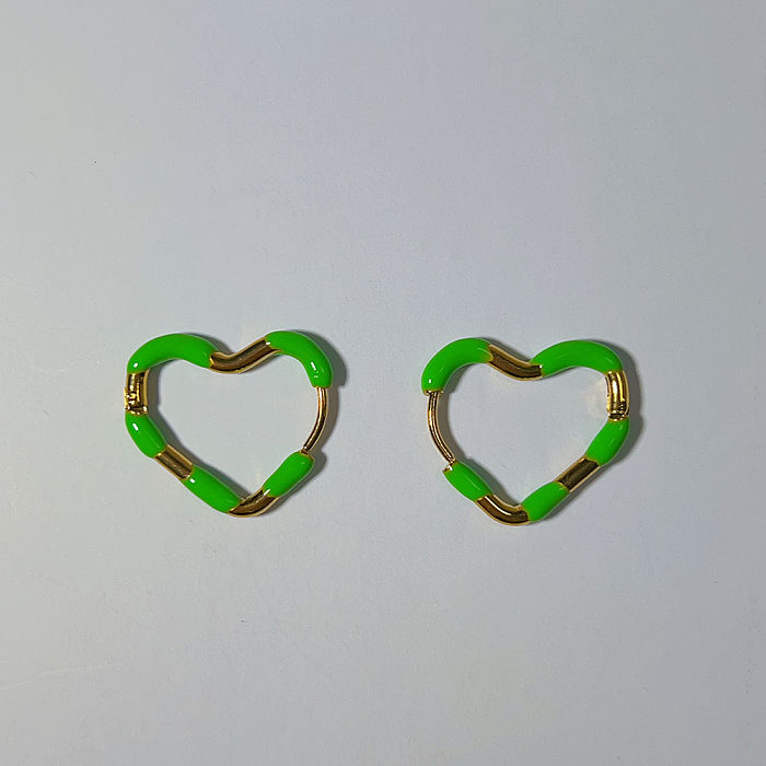 1 par de brincos banhados a ouro de aço inoxidável em formato de coração estilo simples