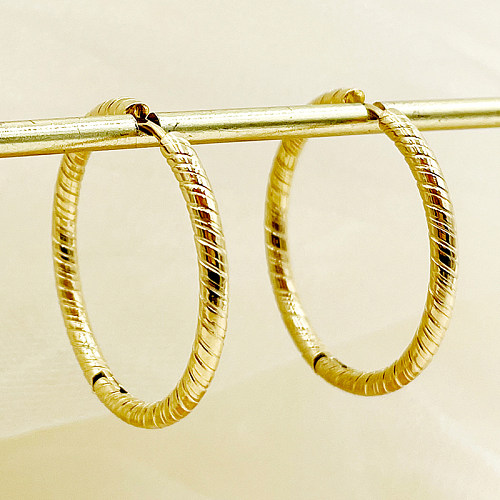 1 par casual estilo simples chapeamento de cor sólida aço inoxidável brincos de argola banhados a ouro 14K