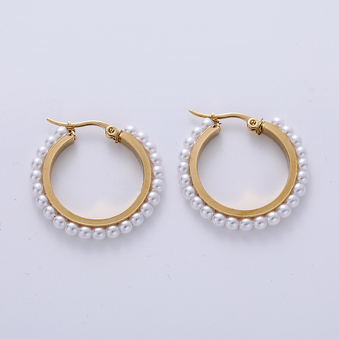 1 par de pendientes de aro redondos de perlas artificiales con incrustaciones de acero inoxidable chapados en moda
